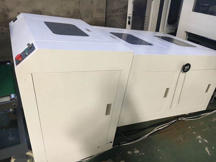 無(wú)紡布折袋機(jī)